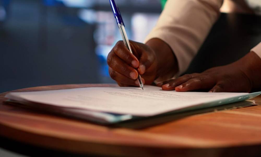 Pelajari panduan lengkap dan contoh surat somasi pencemaran nama baik. Pembahasan akan berfokus pada cara menegur pelaku dan membela reputasi.